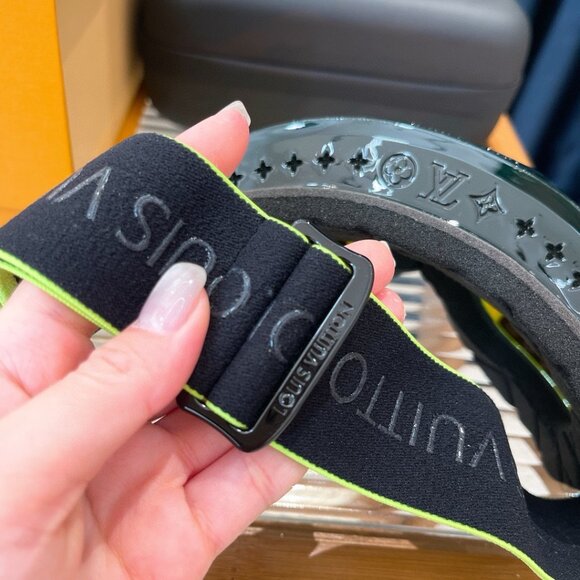 Louis Vuitton Ski Goggles with Monogram - Picture 5 of 5
